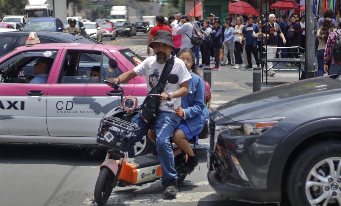 A pesar de las nuevas normas, conductores de bicimotos siguen circulando en vías confinadas, en sentido contrario, sobre las banquetas y sin casco en calles del Centro Histórico de la Ciudad de México, el 19 de agosto de 2025. Foto: Fernanda Zamora/EL UNIVERSAL