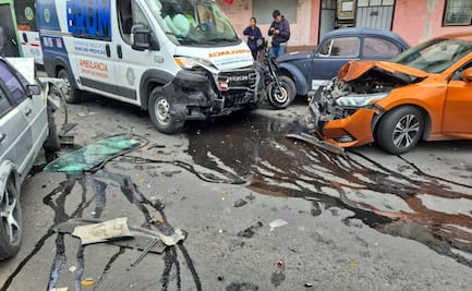 Accidente vial en Gustavo A. Madero; ambulancia choca con autos y motocicleta sin lesionados