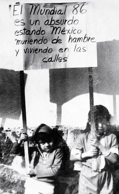 Protesta durante el sorteo del mundial, diciembre de 1985. Foto: AP/ESPECIAL.