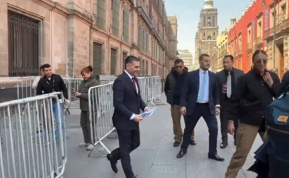 Sin camionetas blindadas ni fuerte dispositivo de seguridad, el secretario Omar García Harfuch salió de Palacio Nacional y se tomó fotos con las ciudadanos. Foto: especial