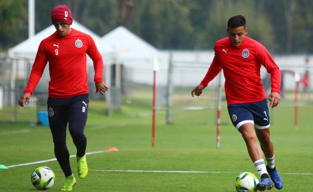 Alan Pulido y Alexis Vega durante entrenamiento de las Chivas. FOTO/IMAGO7