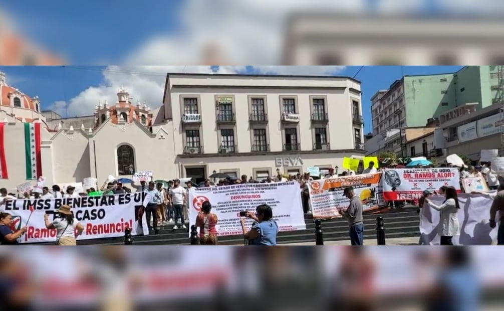 Frente a Palacio de Gobierno, los médicos exigieron a los gobiernos estatal solicitar una declaratoria de emergencia en salud estatal por la falta de insumos básicos.
(13/09/26)
Foto: Especial.
