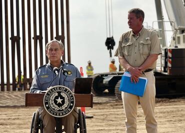 Gobernador de Texas inaugura tramo de su "muro fronterizo"