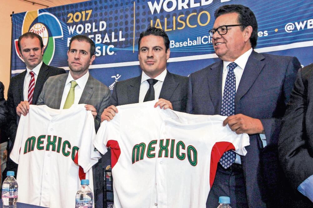Fernando Valenzuela (der.) con Aristóteles Sandoval, gobernador de Jalisco.