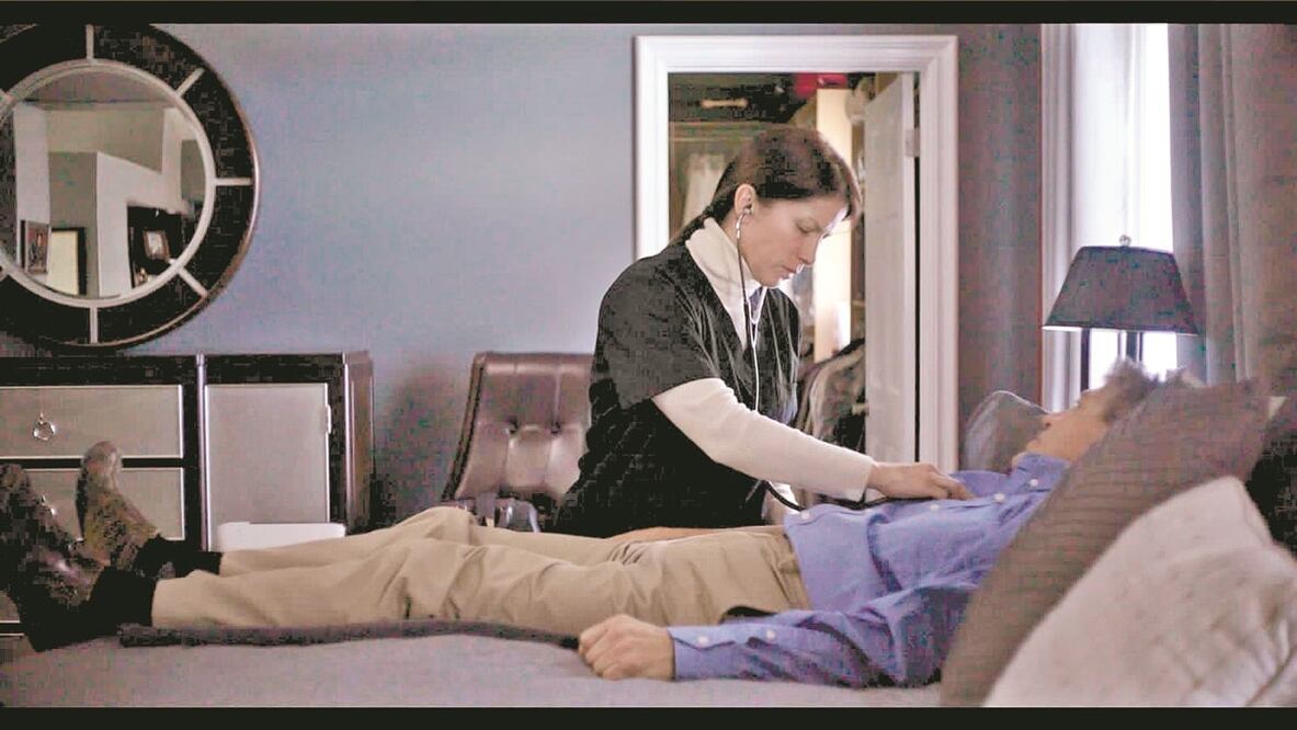 Su personaje ejerce su profesión en medio de la tensión por los tiroteos estadounidenses. Foto: Mighty Aphrodite Pictures