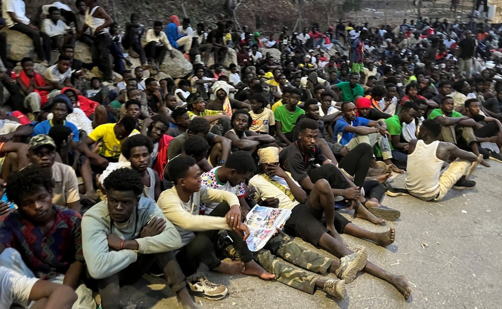 Migrantes subsaharianos permanecen en las inmediaciones de la frontera de Melilla tras los intentos de cruce irregular registrados en los últimos días (01/08/2026). Foto: EFE