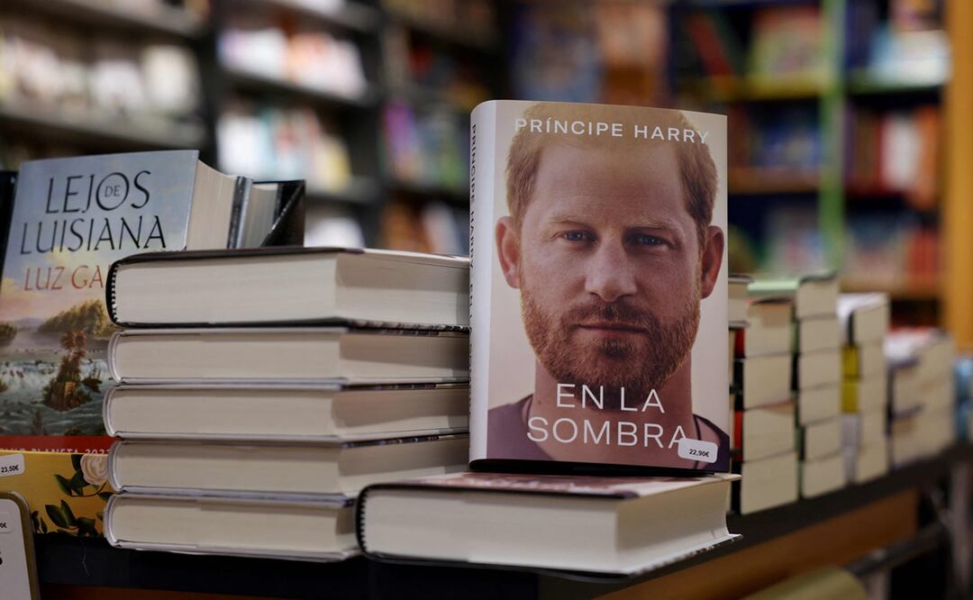 Copias de "En la sombra", versión en español del libro "Spare", una autobiografía del príncipe Harry de Gran Bretaña, se exhiben en una librería en Madrid. Foto: EFE