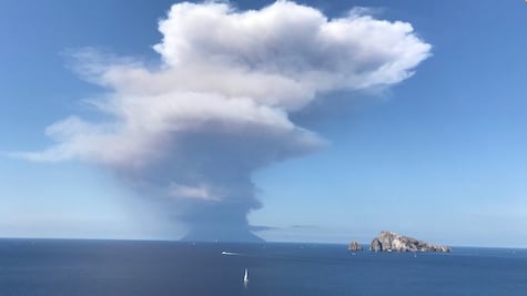 La actividad del volcán Stromboli en Italia deja al menos un muerto y desata el pánico entre los turistas