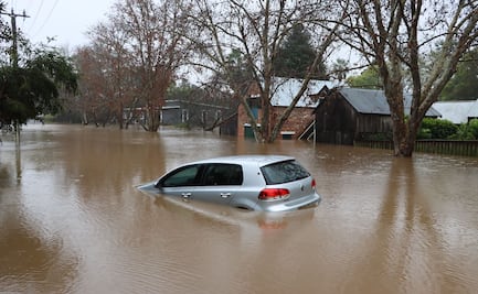 Cómo salir de un coche atrapado en una inundación