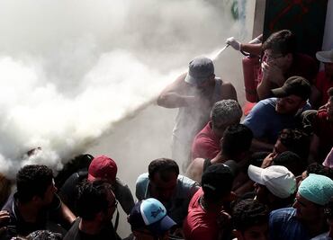Policía en Grecia golpea y usa extintores contra refugiados