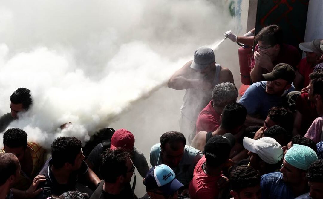 La organización benéfica Médicos Sin Fronteras criticó duramente a las autoridades griegas después de que los agentes en el estadio emplearan extintores antiincendio contra refugiados (Foto: AP)