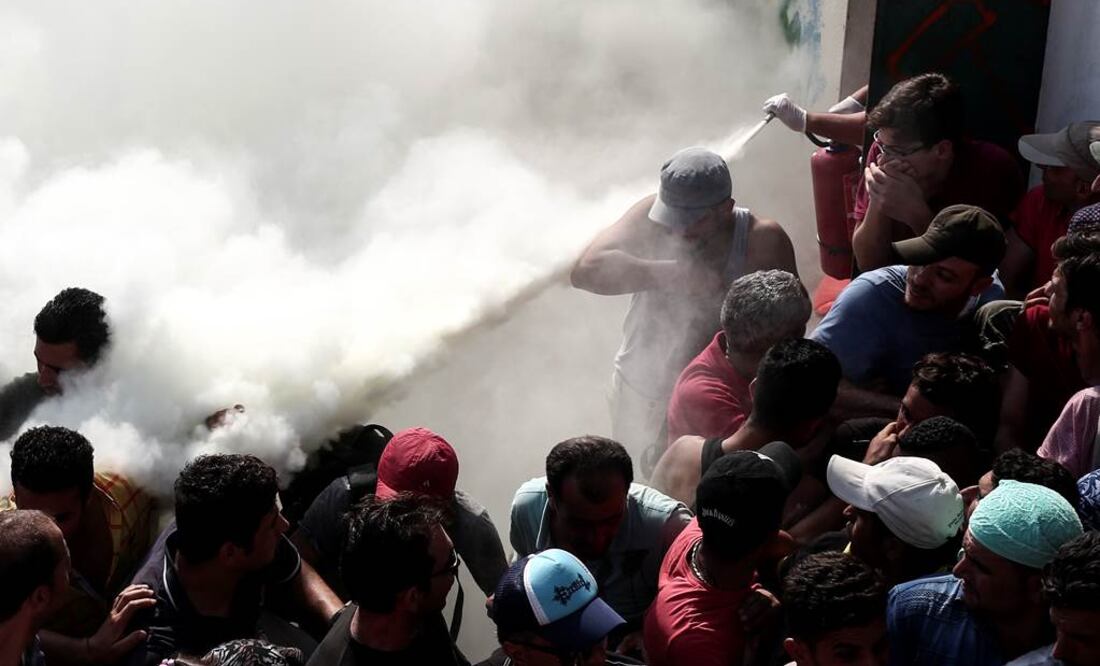La organización benéfica Médicos Sin Fronteras criticó duramente a las autoridades griegas después de que los agentes en el estadio emplearan extintores antiincendio contra refugiados (Foto: AP)