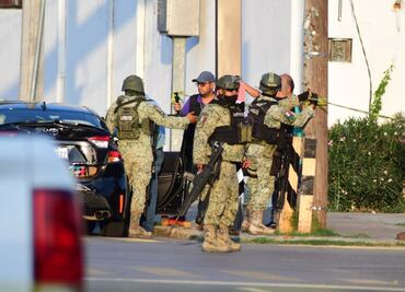 Elementos de la Sedena chocan contra vehículo en Nuevo Laredo, Tamaulipas; abaten a uno de los tripulantes