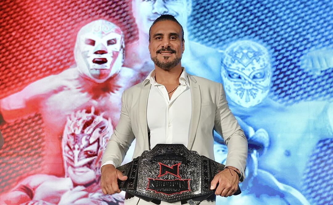 Alberto 'El Patrón' con el título Absoluto de Nación Lucha Liber - FOTO: Berenice Fregoso / El Universal
