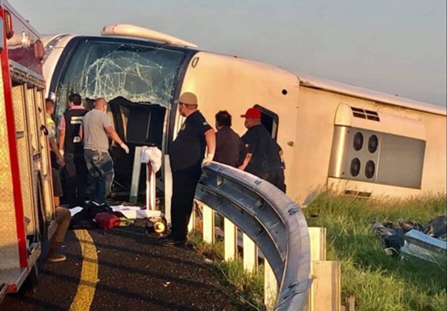 Mueren 9 personas tras volcadura de camión de pasajeros en Tamaulipas