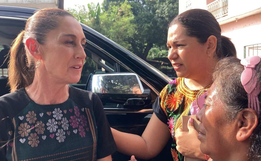 En Ometepec, una mujer se acercó a la presidenta Claudia Sheinbaum para entregarle un presente, supuestamente a nombre del exgobernador Ángel Aguirre este 24 de agosto de 2025. Foto: Especial