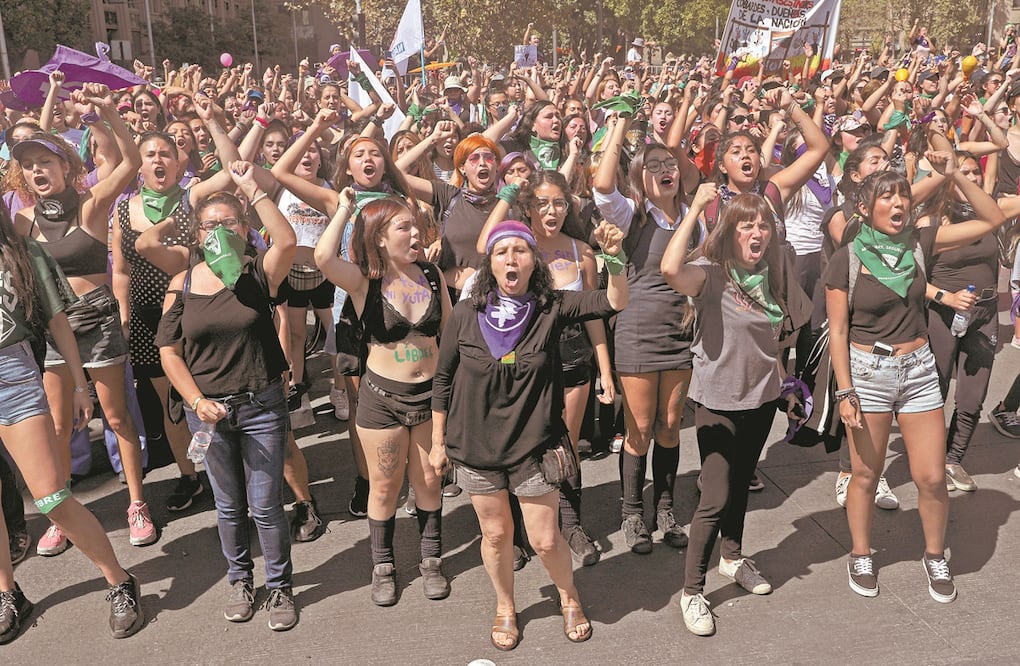 Mujeres entonan el himno Un violador en tu camino, durante la huelga posterior al Día Internacional de la Mujer, en Santiago de Chile, el pasado 9 de marzo. Foto: ESTEBAN FELIX. AP