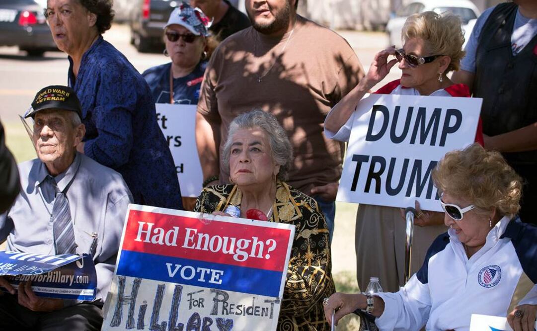 Decenas de personas se reunieron para protestar contra el magnate durante su visita a la frontera (Foto: AP)