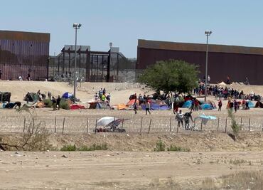Llegada masiva de migrantes desborda la frontera entre EU y México ante el fin del Título 42