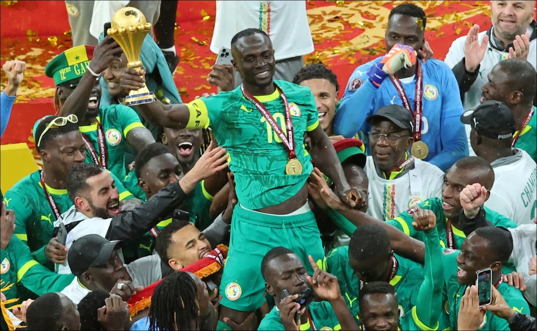 Sadio Mane, de Senegal, sostiene el trofeo de campeón de la Copa Africana de Naciones al vencer a Marruecos en la final. FOTO: AP
