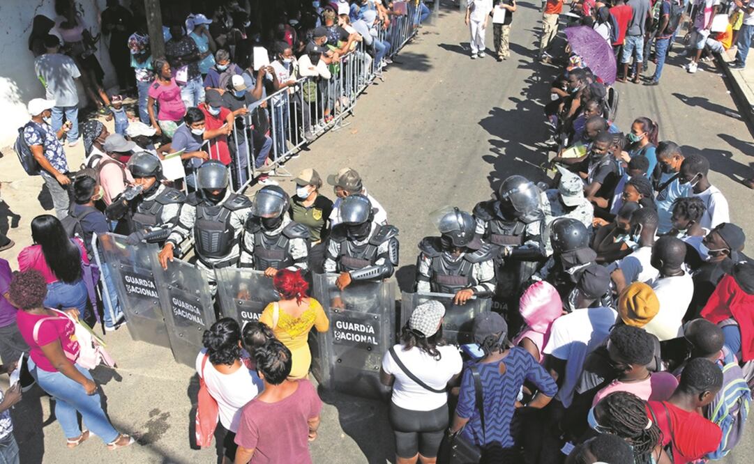 Decenas de migrantes protestaron ayer, de nuevo, contra las autoridades en la materia y amenazaron con una nueva caravana. Foto: María de Jesús Peters. EL UNIVERSAL