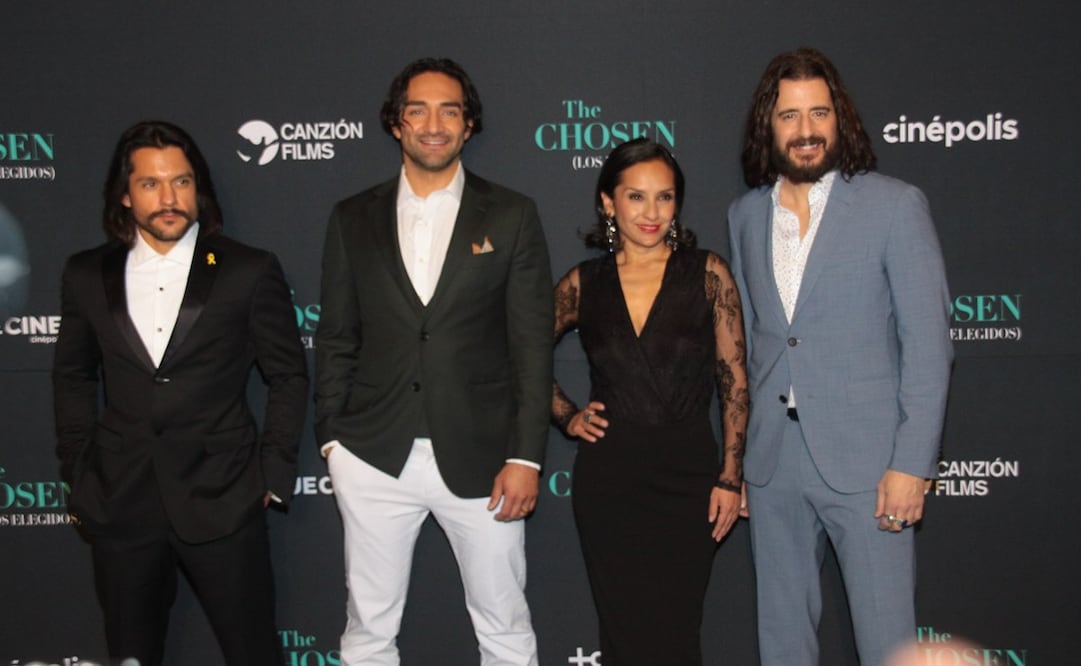 Shahar Isaac, Abe Bueno-Jallad, Vanessa Benavente y Jonathan Roumie, durante la alfombra roja de la serie "The Chosen". Foto: Clasos.