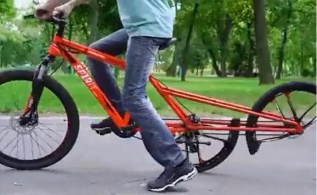 “Es una leyenda”: hombre trasforma su bicicleta con una rueda partida en dos y se hace viral