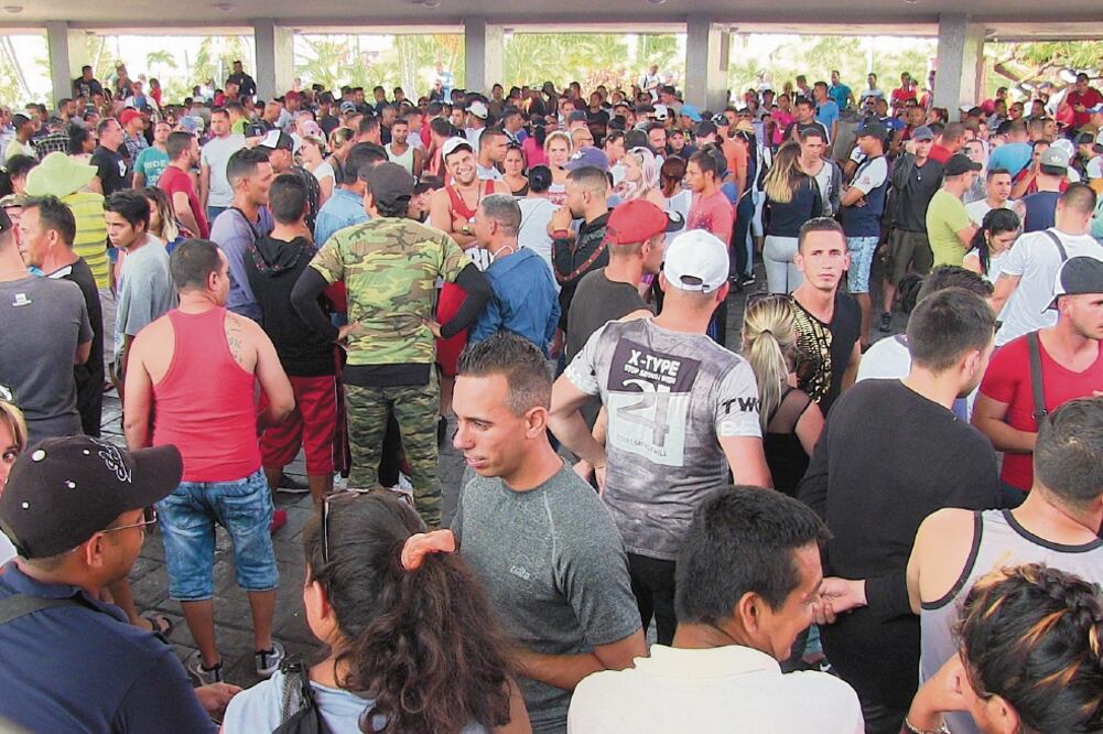 Cubanos y haitianos que transitan por Colombia y Panamá llegarán en los próximos días a la frontera sur de México para llegar a su objetivo: EU. Foto: MARÍA DE JESÚS PETERS. EL UNIVERSAL