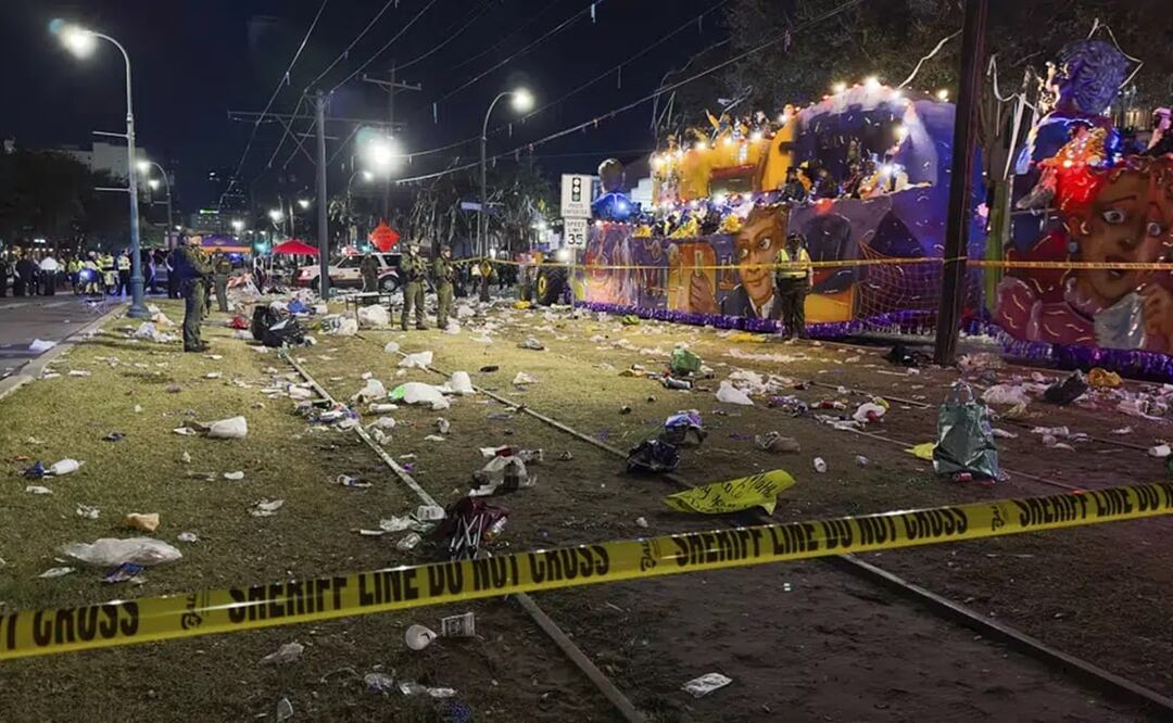 La policía trabaja en la escena de un tiroteo en el desfile Krewe of Bacchus. Foto: AP 