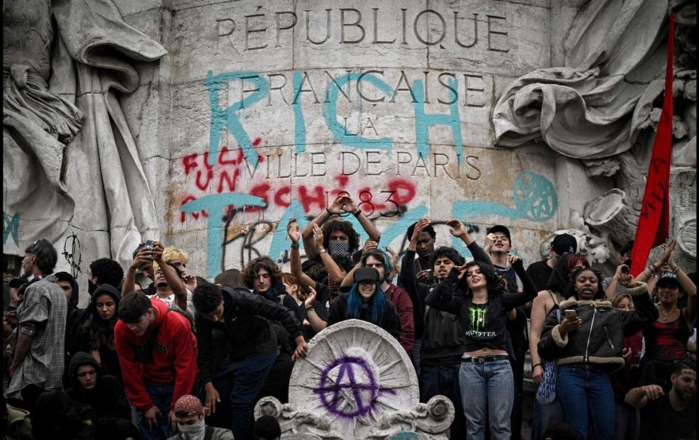 Varios estudiantes ante una inscripción que dice "Impuestos a los ricos" en la Plaza de la República, durante una manifestación del movimiento "Bloqueemos todo", en París, el 10 de septiembre de 2025. Foto: AFP