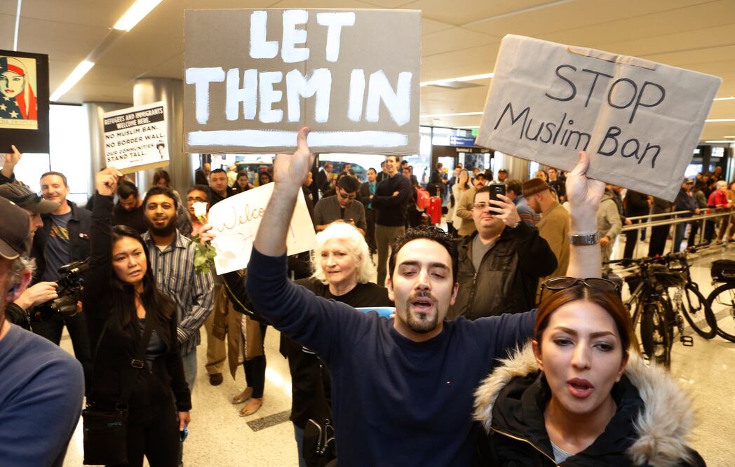 Manifestantes protestan en el aeropuerto internacional de Los Angeles contra la orden del presidente Donald Trump que restringe la inmigración hacia EU (Foto: AP)