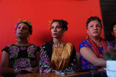 Fingen ser transexuales por candidatura