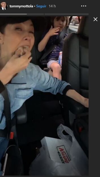 De un bocado, Thalía se come una dona y lanza reto 