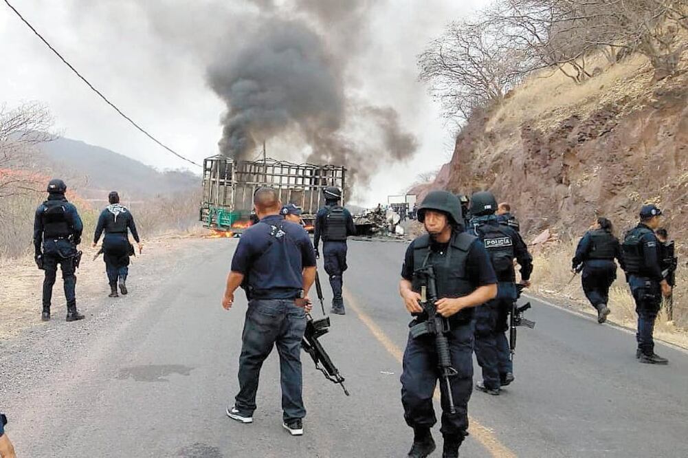 Un grupo de civiles armados prendieron un camión de carga para bloquear la carretera Apatzingán-Aguililla e impedir un operativo de seguridad. Foto: CARLOS ARRIETA. EL UNIVERSAL