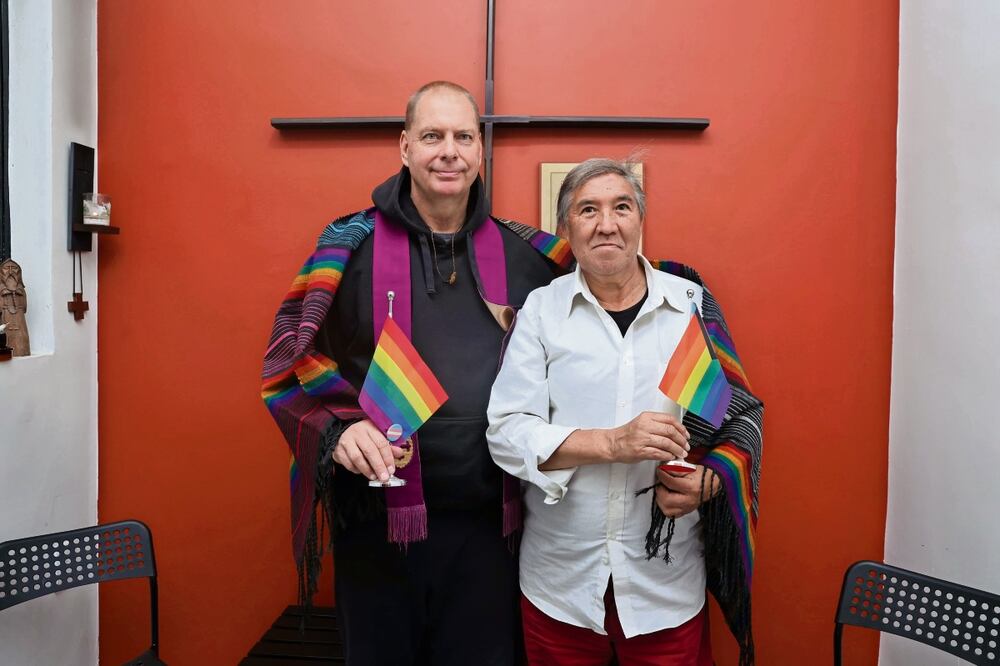 Vincent Schwahn , fundador de la Casa Koinonia Osb, y Anel, mujer trans, rompen la creencia social de que en la vejez se deben mantener en la norma de identidad Foto: Fernanda Rojas