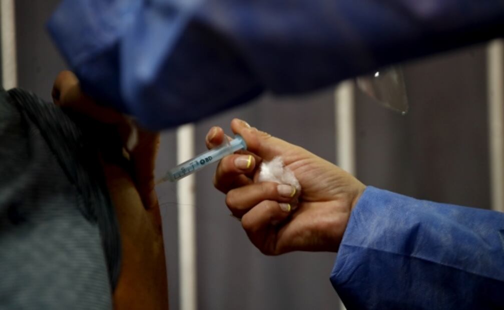 Vacuna rusa Sputnik V es eficaz casi al 92%; es segura en adultos mayores: estudios preliminares