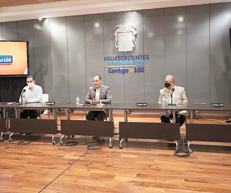 Martín Orozco (centro) reconoció el compromiso del empresariado porsujetarse a los protocolos implementados por la Secretaría de Salud.