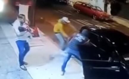 Captan robo de dos vehículos a hombre acompañado de bebé en Azcapotzalco