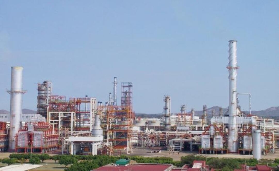 Last June 14, the Secretary of Public Administration began four administrative proceedings regarding an oil refinery - File photo/EL UNIVERSAL