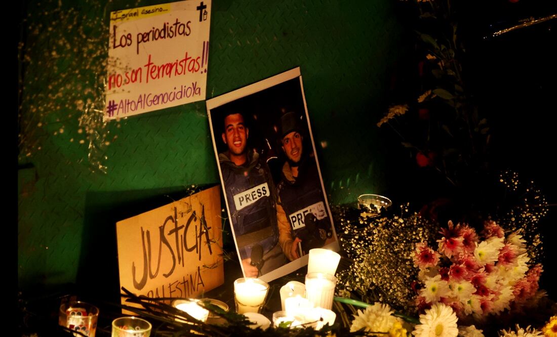 Activistas y periodistas realizaron una vigilia al pie del Ángel de la Independencia, en la Ciudad de México, en memoria de los comunicadores asesinados en la Franja de Gaza, tras un ataque dirigido de Israel, el 13 de agosto de 2025. Foto: Carlos Mejía/EL UNIVERSAL