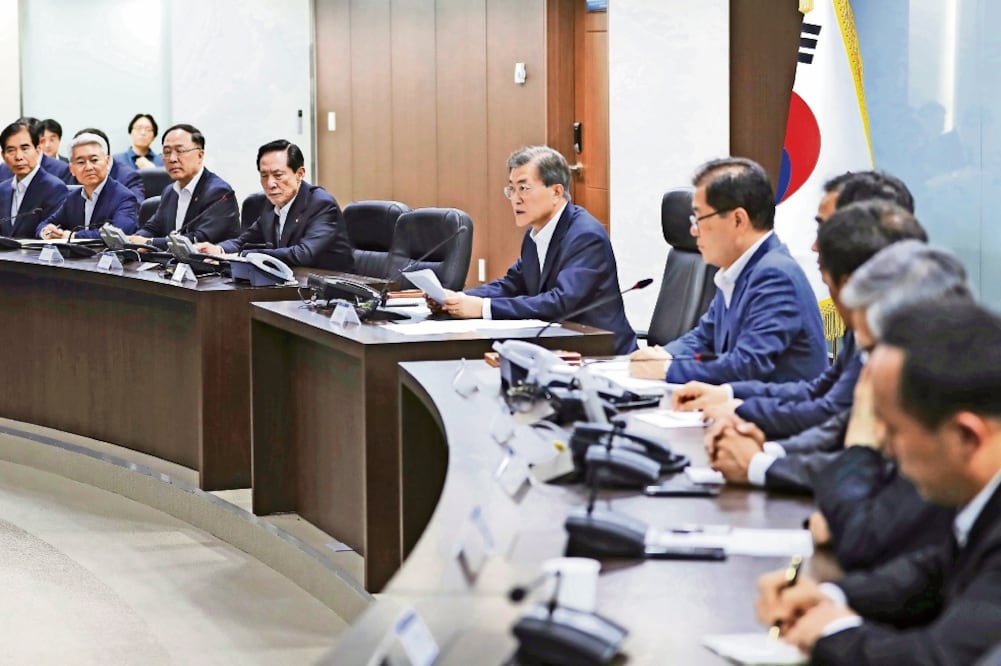 El presidente de Corea del Sur, Moon Jae-in (centro), encabezó la reunión del Consejo de Seguridad Nacional de ese país, tras el lanzamiento realizado por el régimen de Corea del Norte. (AP)