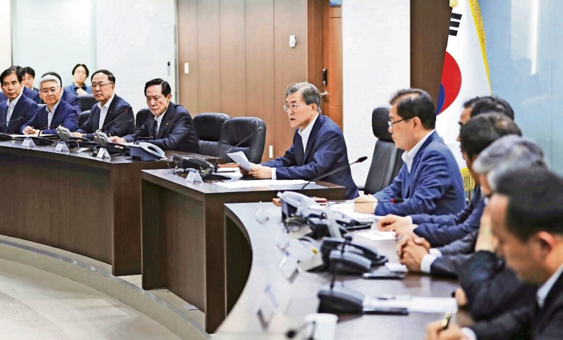 El presidente de Corea del Sur, Moon Jae-in (centro), encabezó la reunión del Consejo de Seguridad Nacional de ese país, tras el lanzamiento realizado por el régimen de Corea del Norte. (AP)