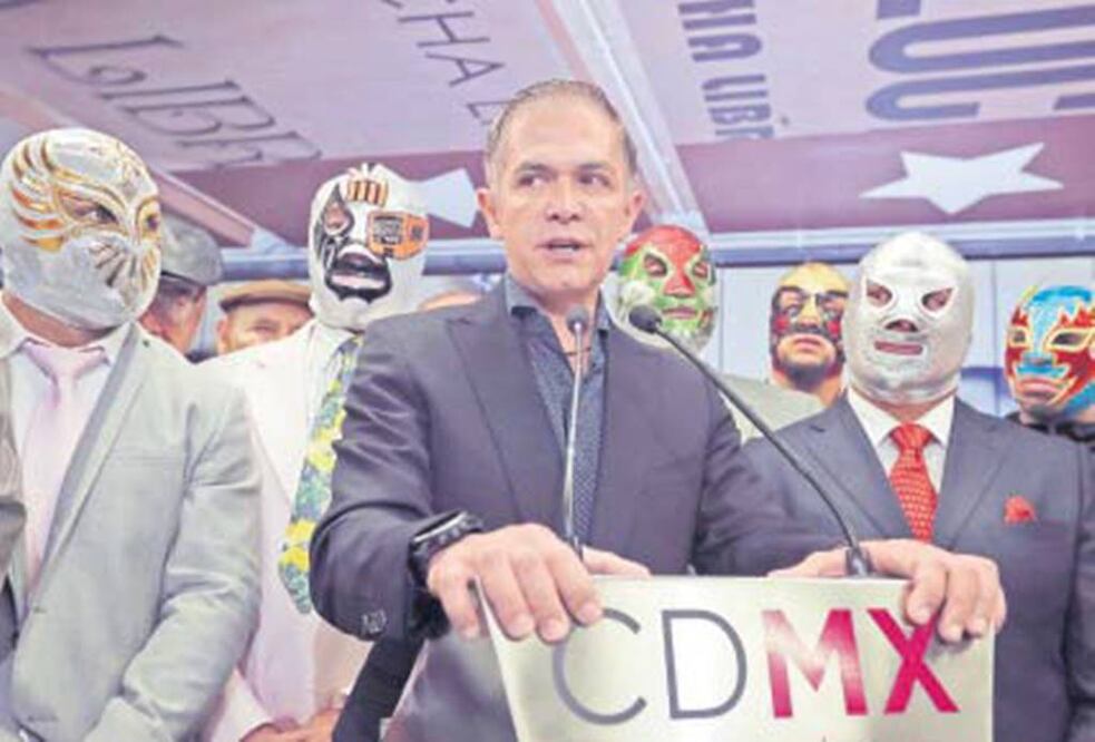 Miguel Ángel Mancera, jefe de gobierno de la Ciudad de México, durante la inauguración de la exposición de lucha libre en la estación Guerrero del Metro (LUIS CORTÉS. EL UNIVERSAL)