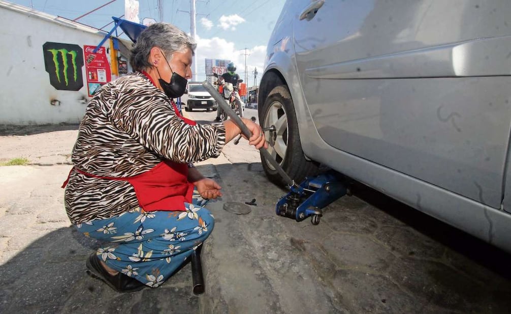 Aunque reconoce que algunos trabajos pueden tomarle unos minutos más que a su esposo, asegura que puede realizar cualquier reparación. Foto: Omar Contreras / EL UNIVERSAL