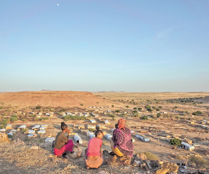 Mujeres de Tigray que abandonaron la zona del conflicto cerca de un campo de refugiados en Sudán. NARIMAN EL-MOFTY. AP