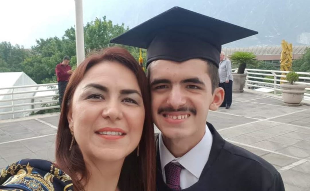 El regiomontano concluyó el diplomado de cuatro años diseñado para personas con discapacidad intelectual, donde llevó materias que desarrollan las habilidades laborales del alumno y su acercamiento con las empresas. Fotos: CORTESÍA