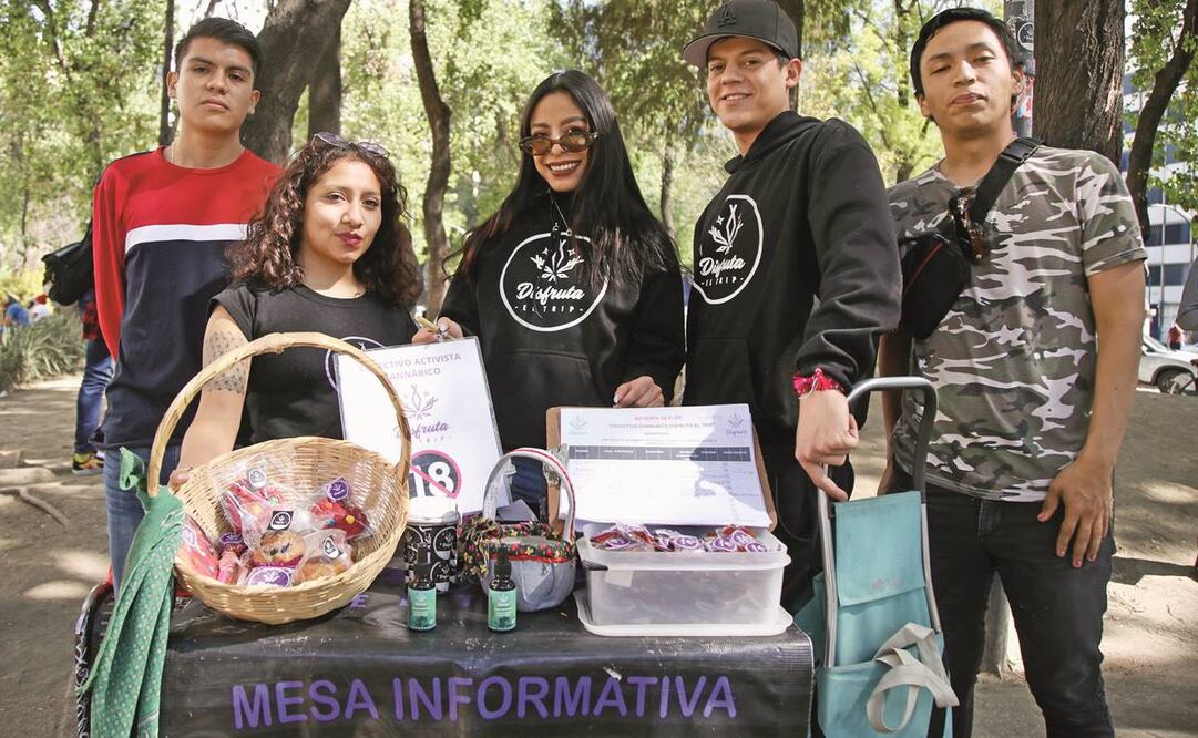 Los activistas que buscan la legalización de la marihuana muestran otros productos que contienen dosis de la planta, tras anunciar su retiro. Foto: Valente/ Rosas