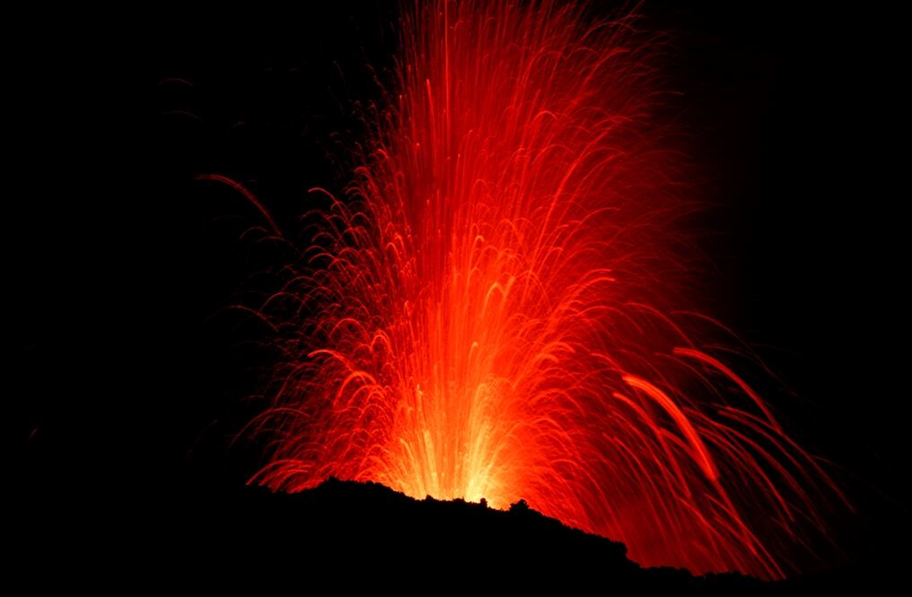 El volcán Etna, situado en la isla italiana de Sicilia, entró en erupción y ha mostrado en las últimas horas espectaculares explosiones incandescentes, emisiones de cenizas y una colada de lava, informaron las autoridades italianas. Foto Reuters