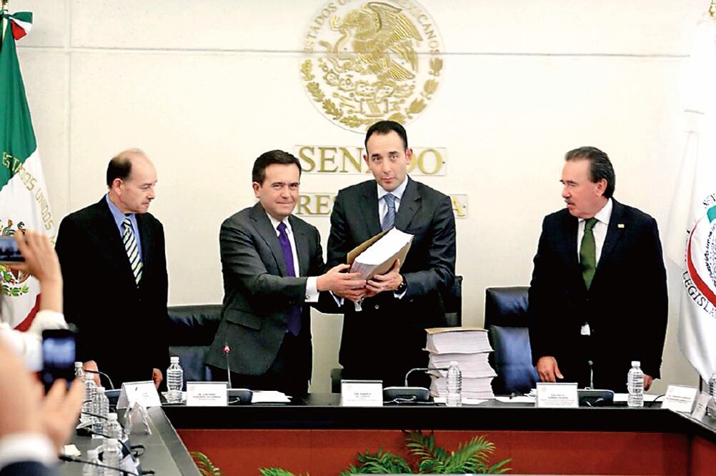 Ildefonso Guajardo, titular de la SE, entregó el acuerdo al presidente del Senado, Roberto Gil Zuarth, en presencia de Emilio Gamboa (ESPECIAL)