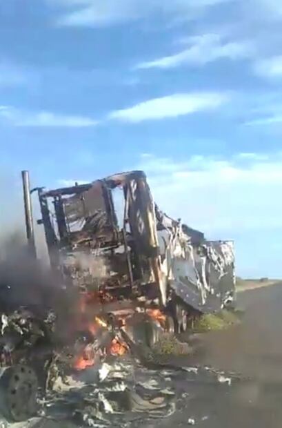 Hombres armados incendian tráiler de aceitunas en Caborca, Sonora